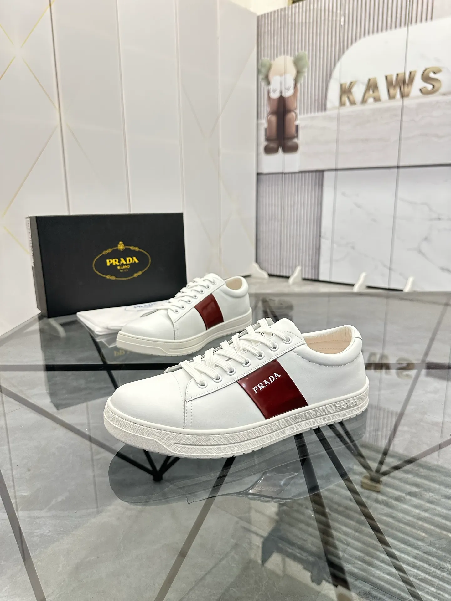 Men's shoes: 💰P400¥ Product trademark: Prada *"Prada*" low-top casual shoes Regular size: 38-44 (can be customized to 45) Product materials: imported cowhide upper, sheepskin lining, original outsole. Number: 020